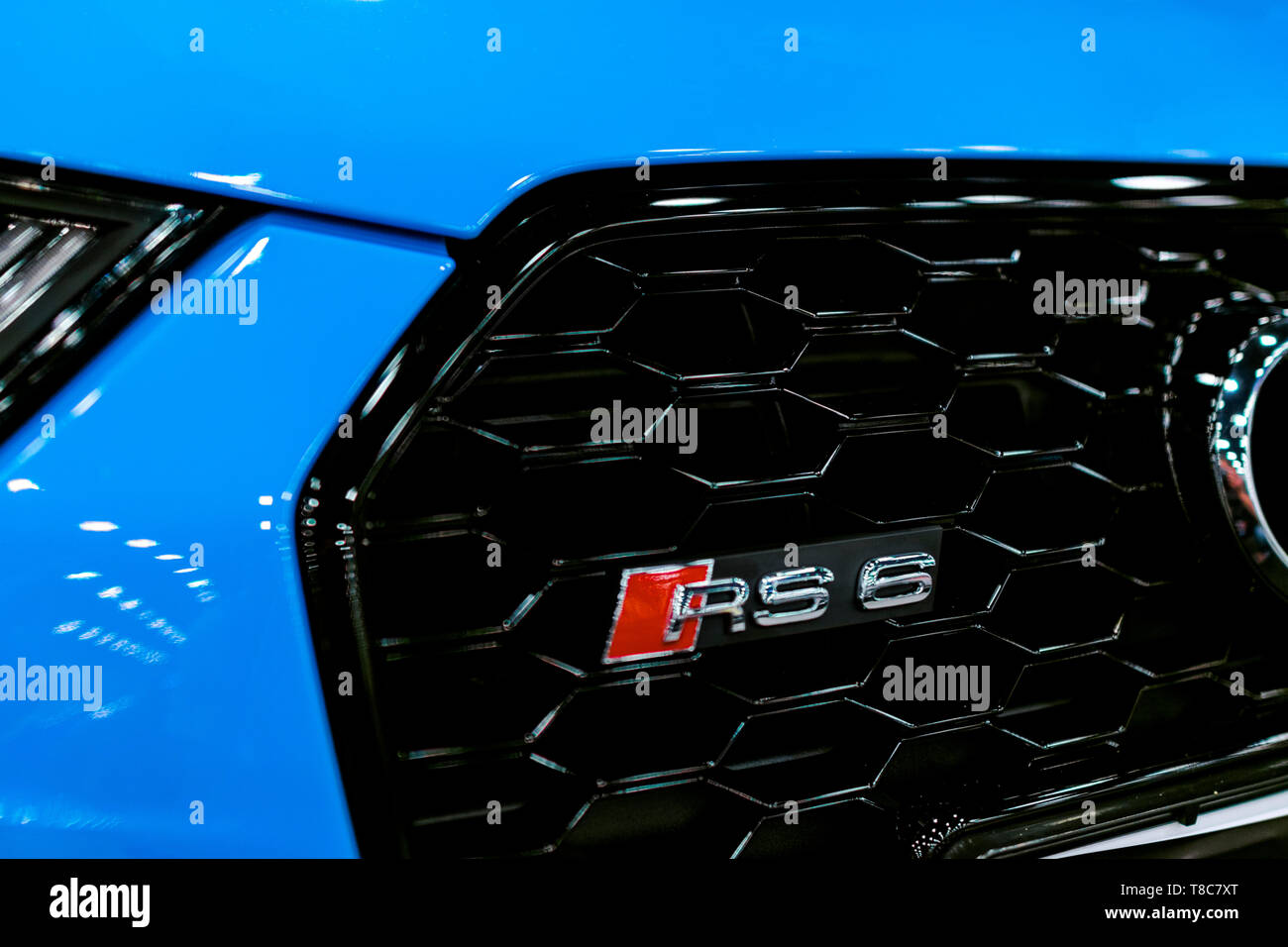 Sankt-Petersburg, Russland, 21. Juli 2017: Vorderansicht eines blauen moderner Luxus blau sport auto Audi RS6 Avant Quattro Logo 2017. Auto außen Details. Ph Stockfoto