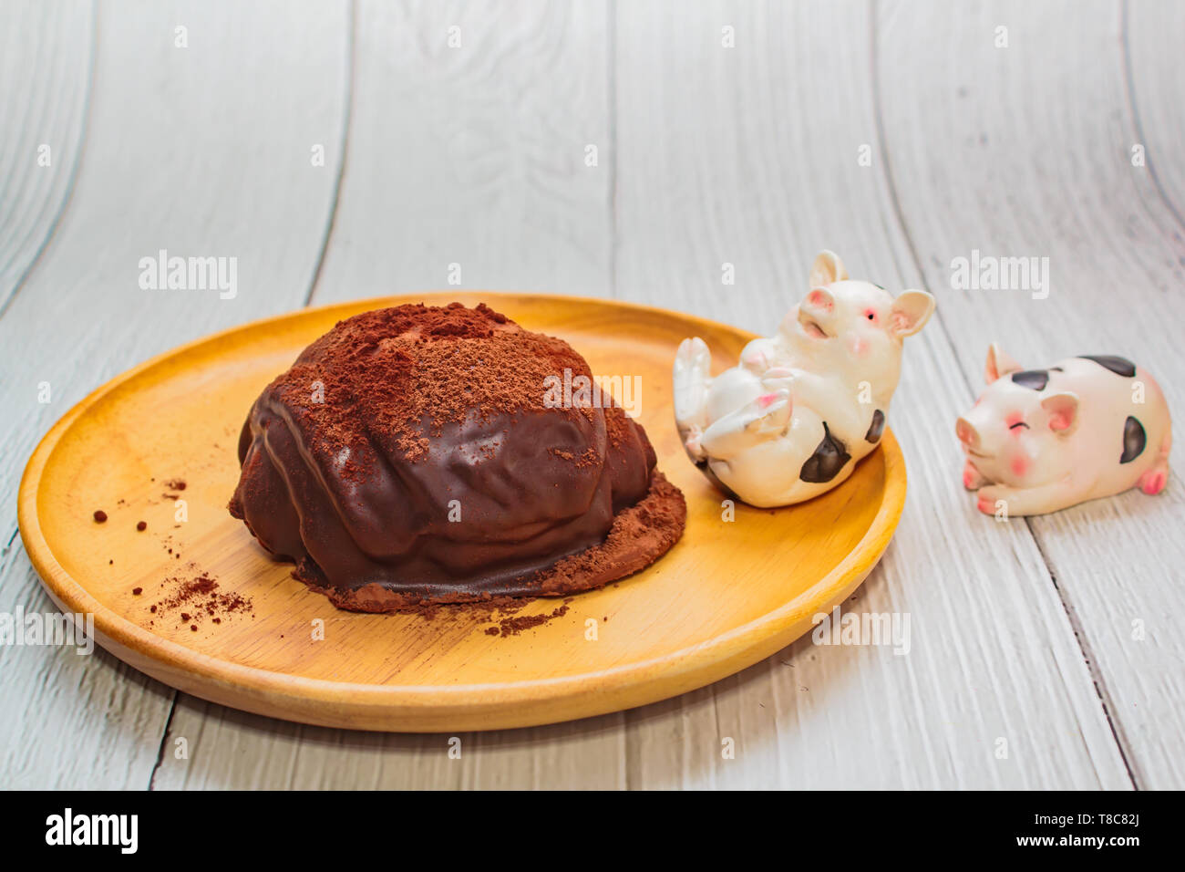 Hausgemachtes Brot mit Schokolade auf Holz Platte eingerichtet. Stockfoto