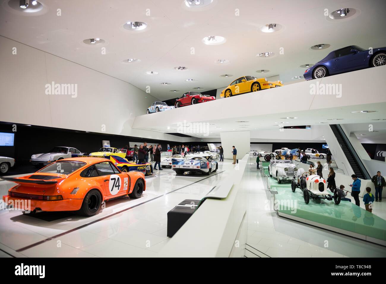 Ausstellungsraum mit verschiedenen Porsche Cars, Innenansicht, Porsche Museum, Stuttgart, Baden-Württemberg, Deutschland Stockfoto