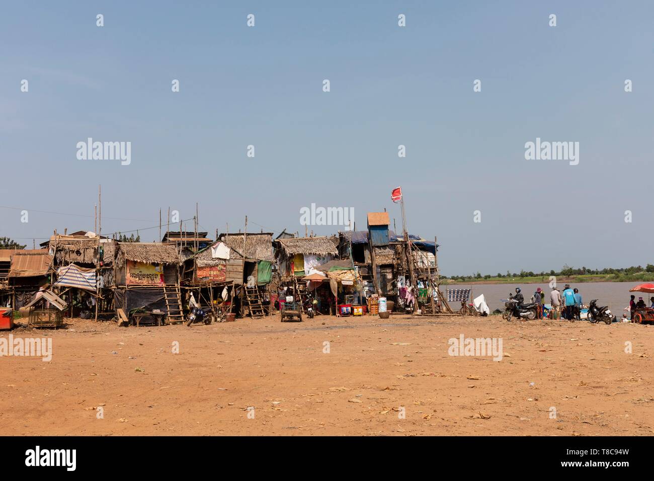 Einfache Pfahlbauten, Häuser auf Stelzen über den Tonle Sap Fluss, Kampong Chhnang, Kambodscha Stockfoto