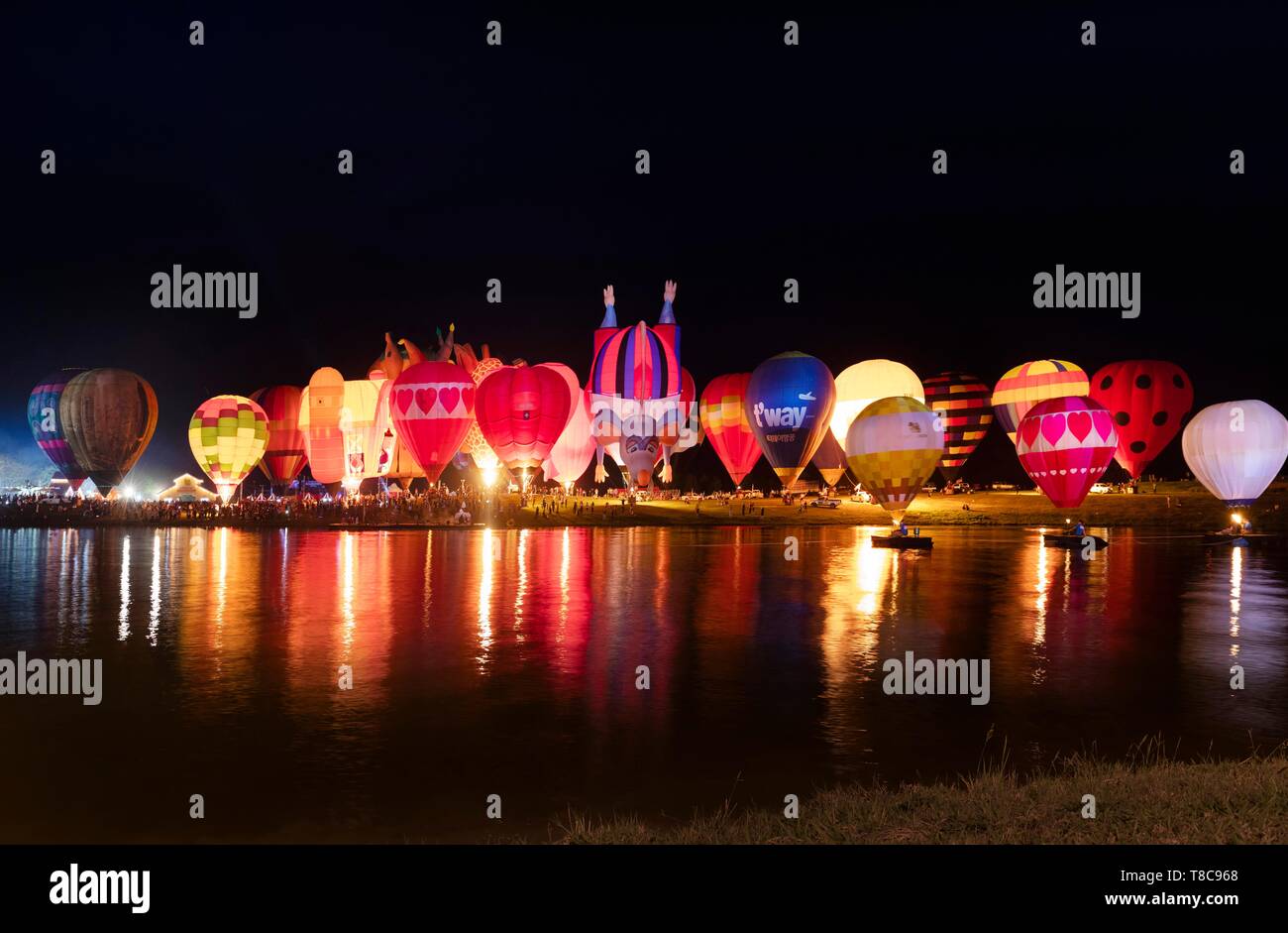 Balloon Festival in Singha Park, der Ballon glühen, Heißluftballons, an einem See gesäumt, Provinz Chiang Rai, Nordthailand, Thailand Stockfoto