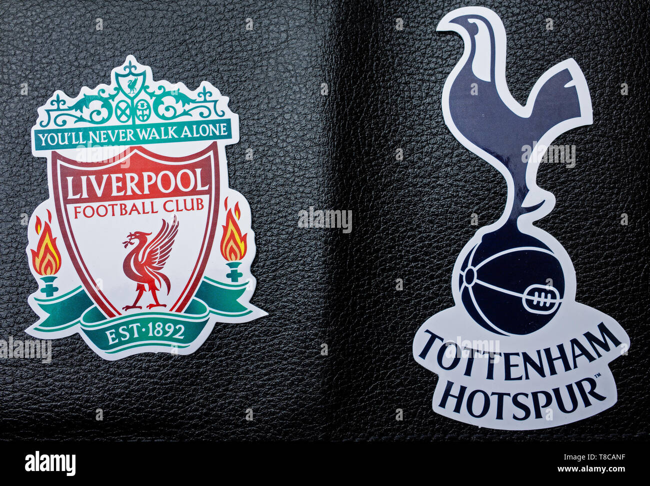 Mai 11, 2019 Madrid, Spanien. Embleme der Finalisten der UEFA Champions League Saison 2018/2019 FC Liverpool und Tottenham Hotspur FC (London) auf einer Stockfoto