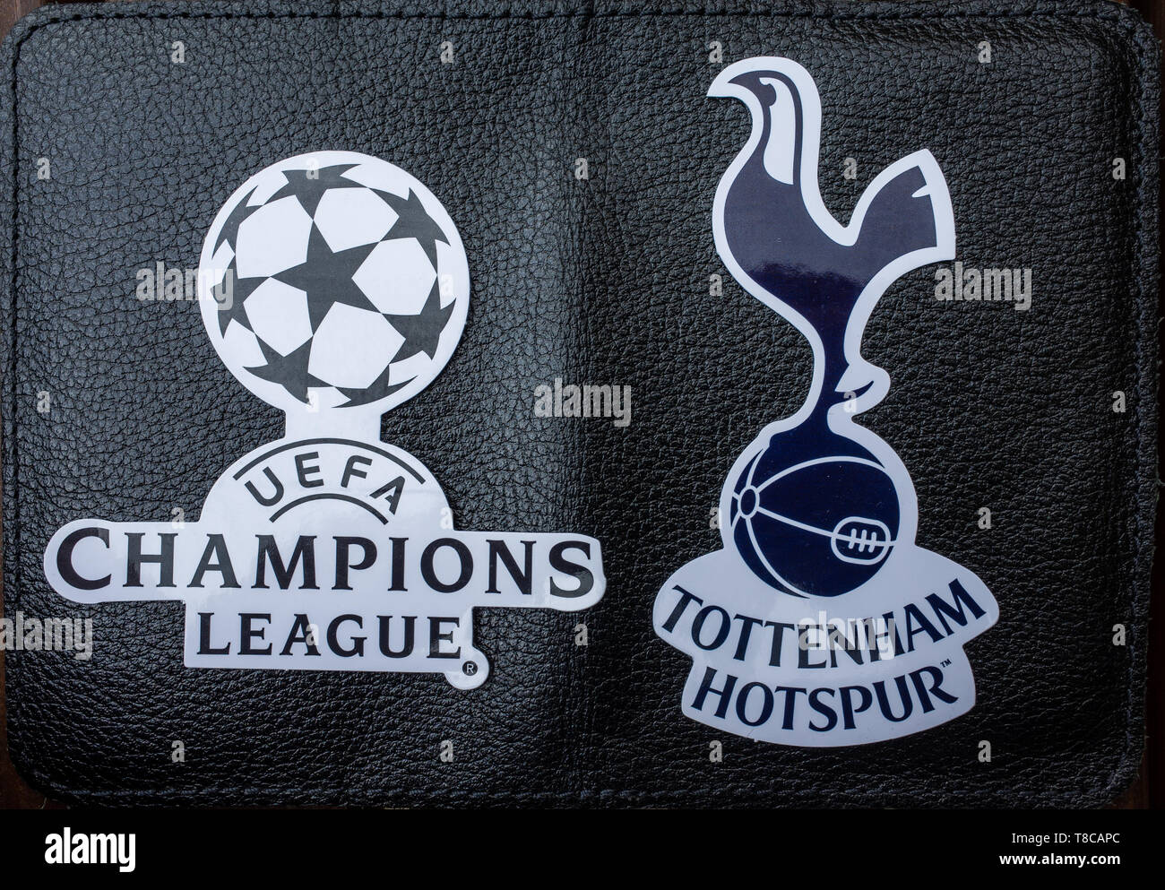 Mai 11, 2019 Madrid, Spanien. Emblem der Finalist der UEFA Champions League Saison 2018/2019 FC Tottenham Hotspur (London) auf einem schwarzen Koan backgro Stockfoto