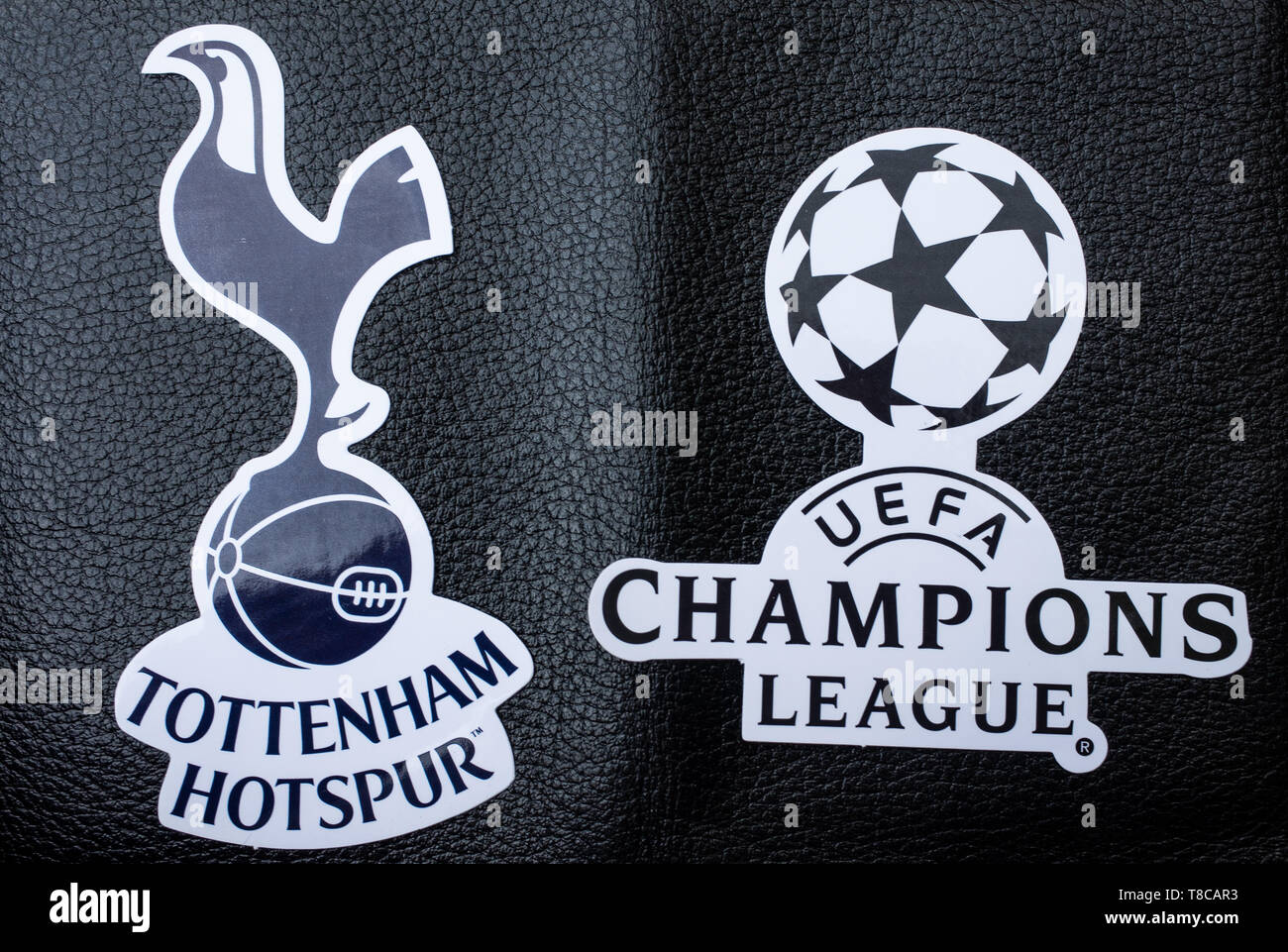 Mai 11, 2019 Madrid, Spanien. Emblem der Finalist der UEFA Champions League Saison 2018/2019 FC Tottenham Hotspur (London) auf einem schwarzen Koan backgro Stockfoto