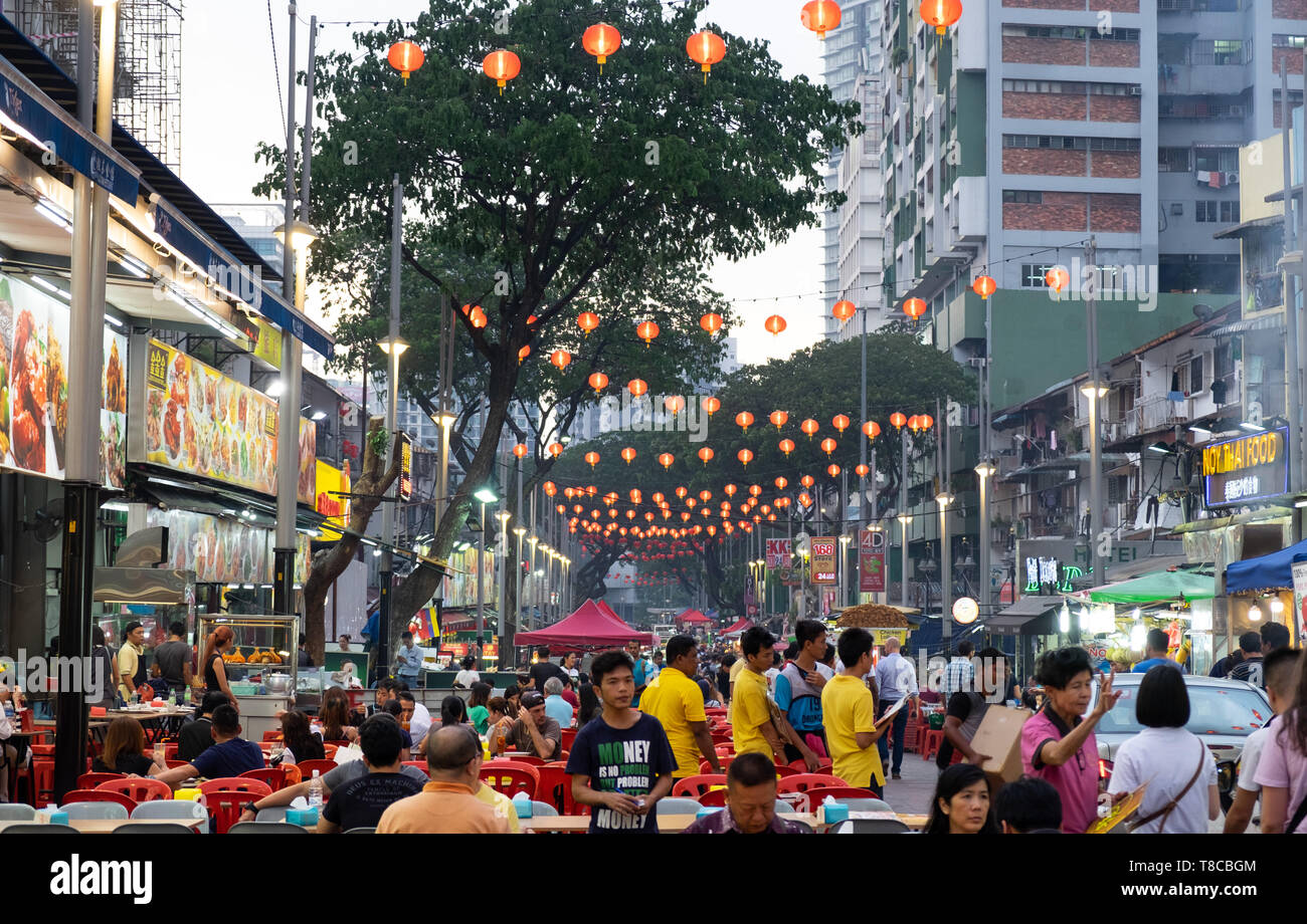 Outdoor Essen Restaurants auf überfüllten Straße Jalan Alor in Bukit Bintang, Kuala Lumpur, Malaysia Stockfoto