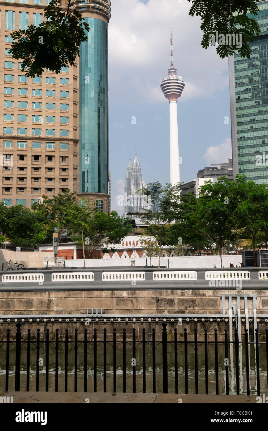 Blick auf den KL Tower und Petronas Towers, Kuala Lumpur, Malaysia Stockfoto