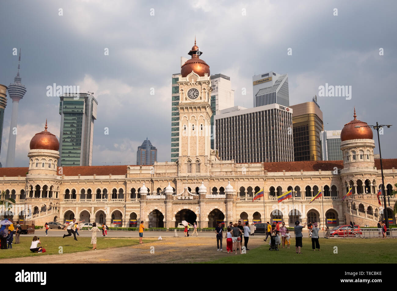 Sultan Abdul Samad Gebäude mit K L Turm im Hintergrund, Kuala Lumpur, Malaysia Stockfoto