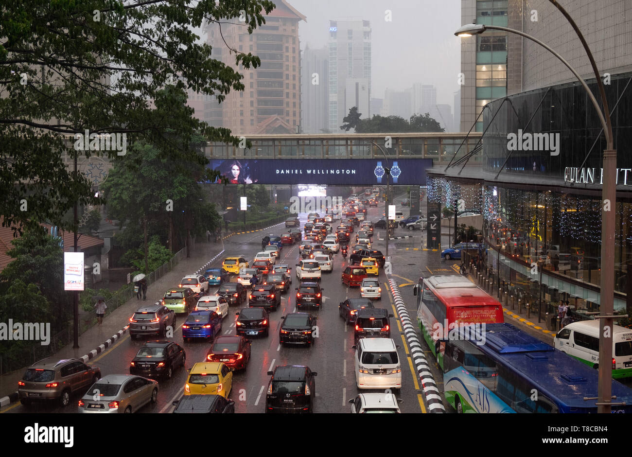 Verkehr auf Stadt Straße während Regendusche in Kuala Lumpur, Malaysia Stockfoto