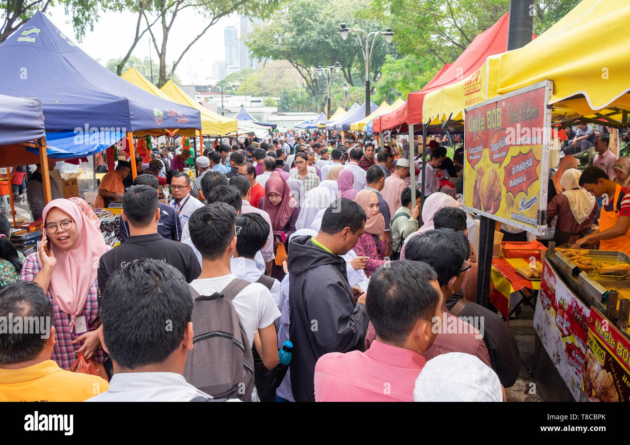 Menschen in überfüllten Markt in Kuala Lumpur, Malaysia Stockfoto