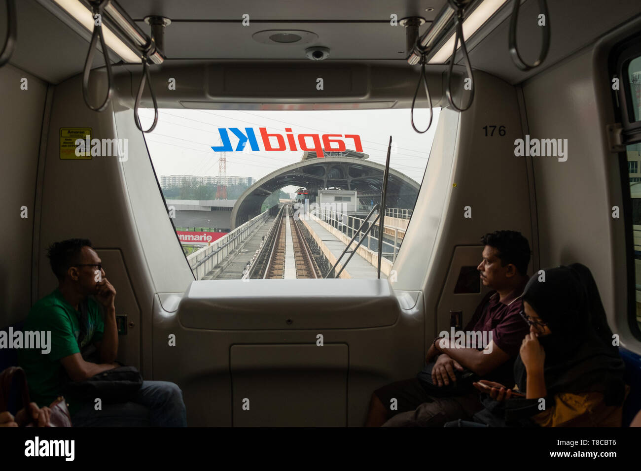 Passagiere auf der Suche durch das Fenster der fahrerlosen Nahverkehrszug in Rrailway station Antriebe, Hochbahn und Station, Kuala Lumpur, Malaysia Stockfoto