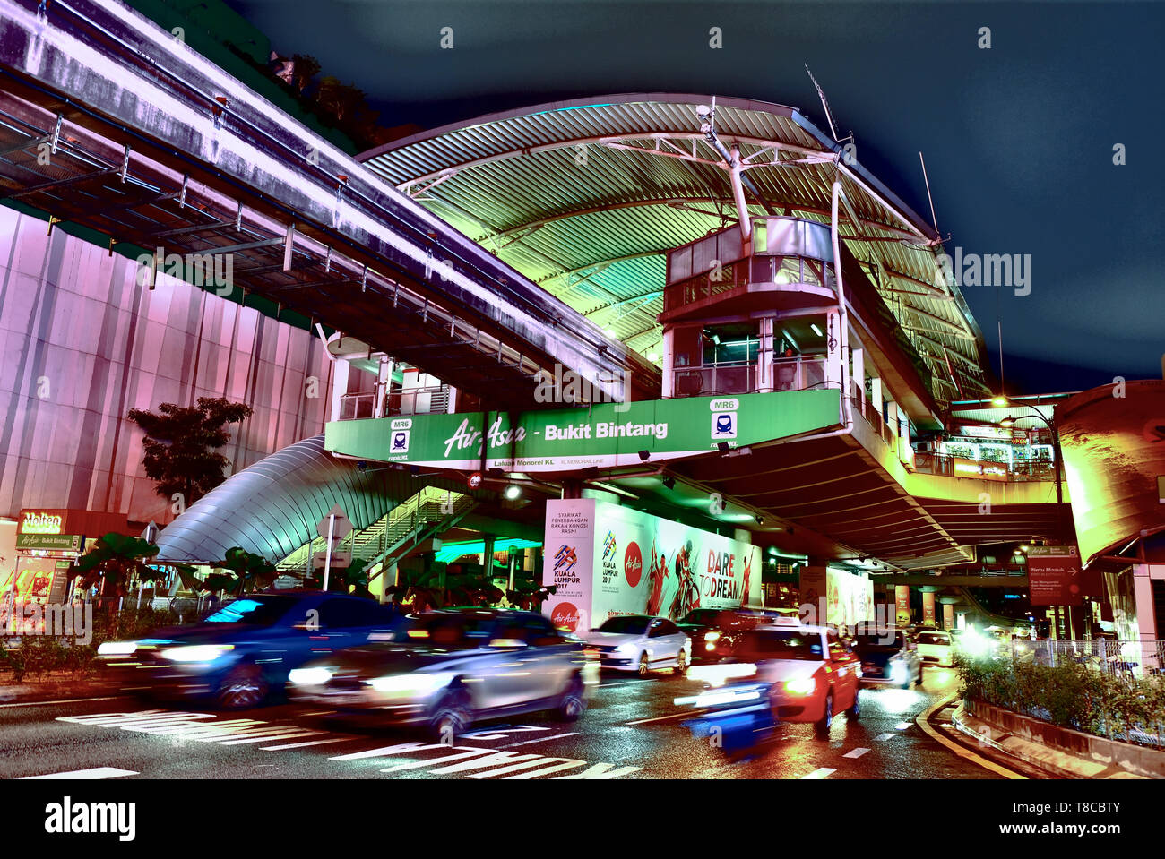 Bukit Bintang Monorail Station in der Nacht in Kuala Lumpur, Malaysia Stockfoto