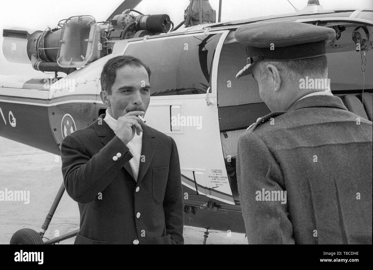 König Hussein Bin Talal al-Hashemi Jordanien außerhalb Hubschrauber rauchen Stockfoto