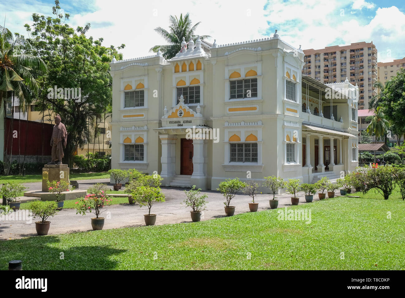 112 Jahre alt - Vivekananda Ashram Gebäude, mit der Bronzestatue von Swami Vivekananda, einer der offiziellen Erbe iconic Status in Brickfields, (L Stockfoto