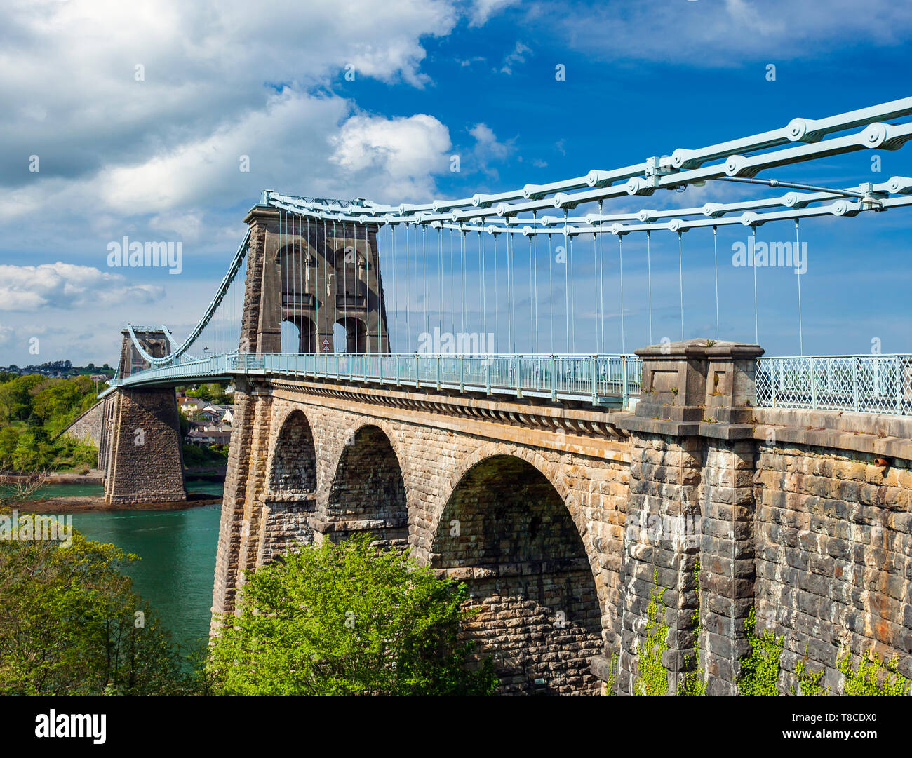Die menai Hängebrücke, die Verknüpfung von Anglesey in Nordwesten von Wales. Stockfoto