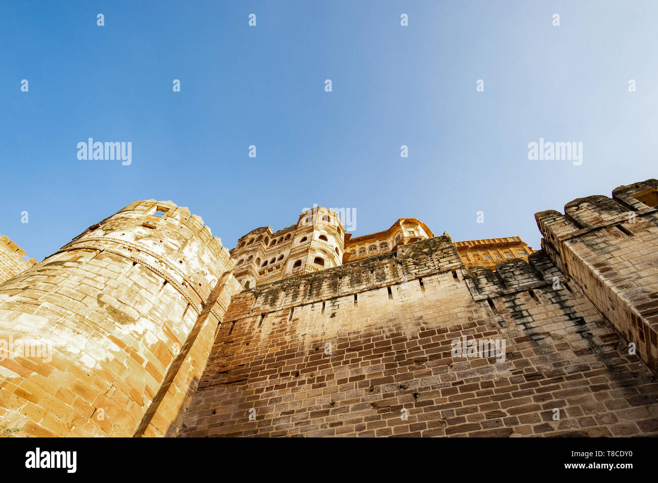 Atemberaubende Aussicht auf die alten Mehrangarh Fort bei einem schönen Sonnenuntergang. Jodhpur, Rajasthan, Indien. Stockfoto