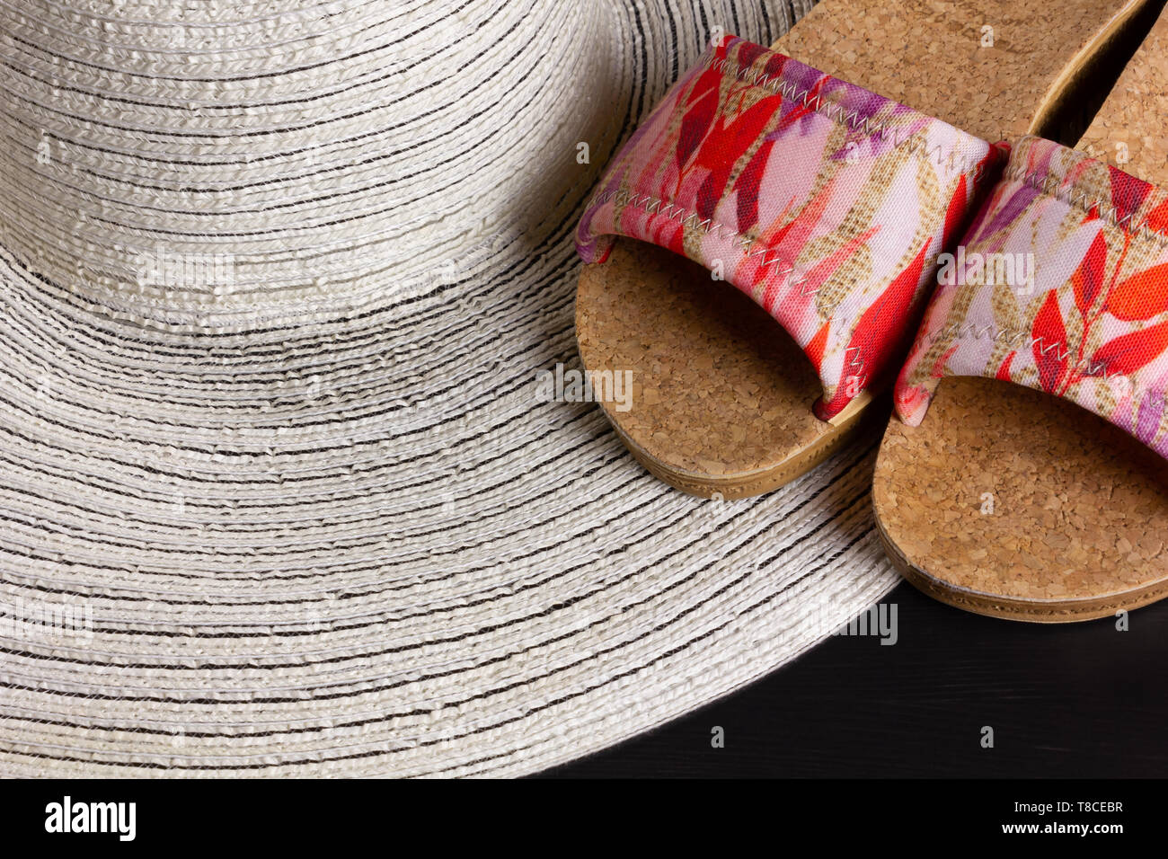 Ein weißer Strohhut und Frauen Strand sandals Stockfoto