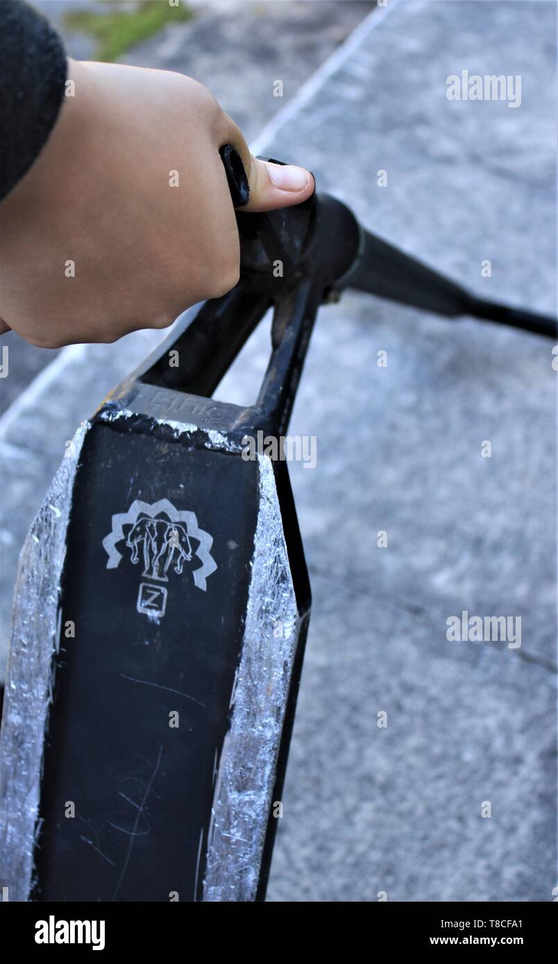 Jugend Pflege stunt Scooter mit allen Tasten. Stockfoto