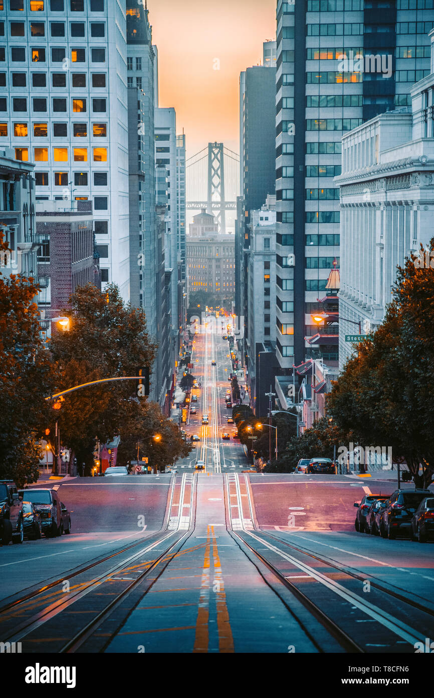 Klassische Ansicht von Downtown San Francisco mit berühmten Oakland Bay Bridge in der ersten goldenen lichter Morgen bei Sonnenaufgang im Sommer beleuchtet, San Francisco, C Stockfoto