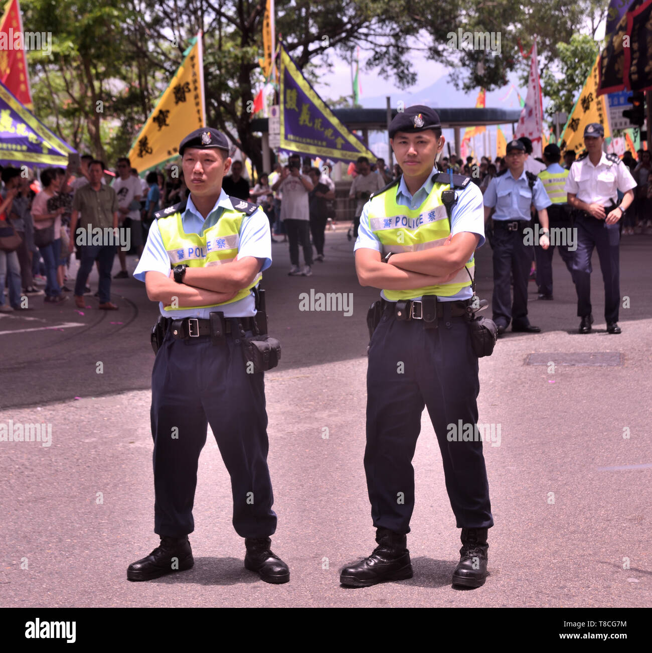 Polizisten der taktischen Einheit beobachten Festlichkeiten auf der Straße, Hongkong Stockfoto