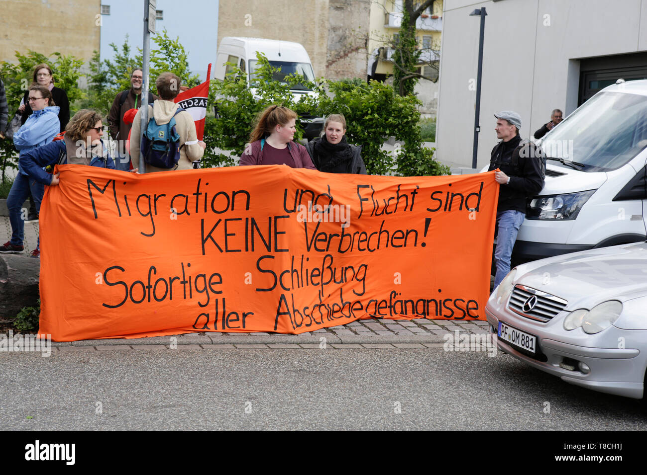 Pforzheim, Deutschland. 11. Mai, 2019. Gegen Demonstranten tragen eine Fahne, "Migration und Flucht liest sind kein Verbrechen! Sofortige Schließung aller Abschiebehaft'. Rund 80 Menschen in einem Marsch durch Pforzheim, organisiert von der rechten Seite nahm Partei 'Die Rechte' (rechts). Die wichtigsten Fragen der März war die Förderung der Abstimmung für Rechte Sterben" in der bevorstehenden Europawahl und ihren Anti-Einwanderungspolitik. Sie wurden von mehreren hundert Zähler konfrontiert - Demonstranten aus verschiedenen politischen Organisationen. Quelle: Michael Debets/Pacific Press/Alamy leben Nachrichten Stockfoto