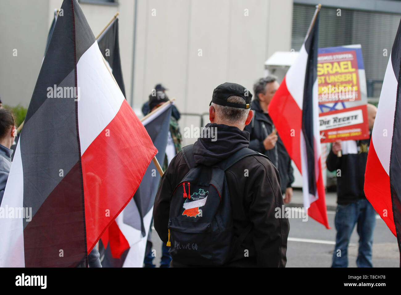 Pforzheim, Deutschland. 11. Mai, 2019. Die rechten Demonstranten halten Sie die Flaggen des Deutschen Reiches bei einer Rallye. Rund 80 Menschen in einem Marsch durch Pforzheim, organisiert von der rechten Seite nahm Partei 'Die Rechte' (rechts). Die wichtigsten Fragen der März war die Förderung der Abstimmung für Rechte Sterben" in der bevorstehenden Europawahl und ihren Anti-Einwanderungspolitik. Sie wurden von mehreren hundert Zähler konfrontiert - Demonstranten aus verschiedenen politischen Organisationen. Quelle: Michael Debets/Pacific Press/Alamy leben Nachrichten Stockfoto