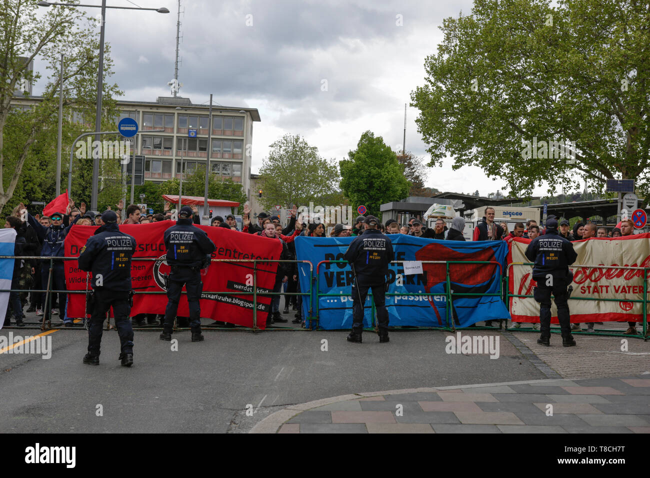 Pforzheim, Deutschland. 11. Mai, 2019. Polizisten schauen Sie den Zähler protestieren. Rund 80 Menschen in einem Marsch durch Pforzheim, organisiert von der rechten Seite nahm Partei 'Die Rechte' (rechts). Die wichtigsten Fragen der März war die Förderung der Abstimmung für Rechte Sterben" in der bevorstehenden Europawahl und ihren Anti-Einwanderungspolitik. Sie wurden von mehreren hundert Zähler konfrontiert - Demonstranten aus verschiedenen politischen Organisationen. Quelle: Michael Debets/Pacific Press/Alamy leben Nachrichten Stockfoto