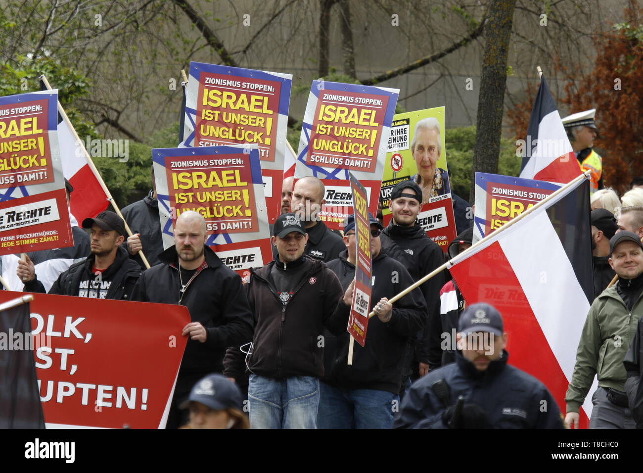 Pforzheim, Deutschland. 11. Mai, 2019. Die rechten Demonstranten März mit Banner, Poster und Flaggen des Deutschen Reiches durch die Innenstadt. Rund 80 Menschen in einem Marsch durch Pforzheim, organisiert von der rechten Seite nahm Partei 'Die Rechte' (rechts). Die wichtigsten Fragen der März war die Förderung der Abstimmung für Rechte Sterben" in der bevorstehenden Europawahl und ihren Anti-Einwanderungspolitik. Sie wurden von mehreren hundert Zähler konfrontiert - Demonstranten aus verschiedenen politischen Organisationen. Quelle: Michael Debets/Pacific Press/Alamy leben Nachrichten Stockfoto