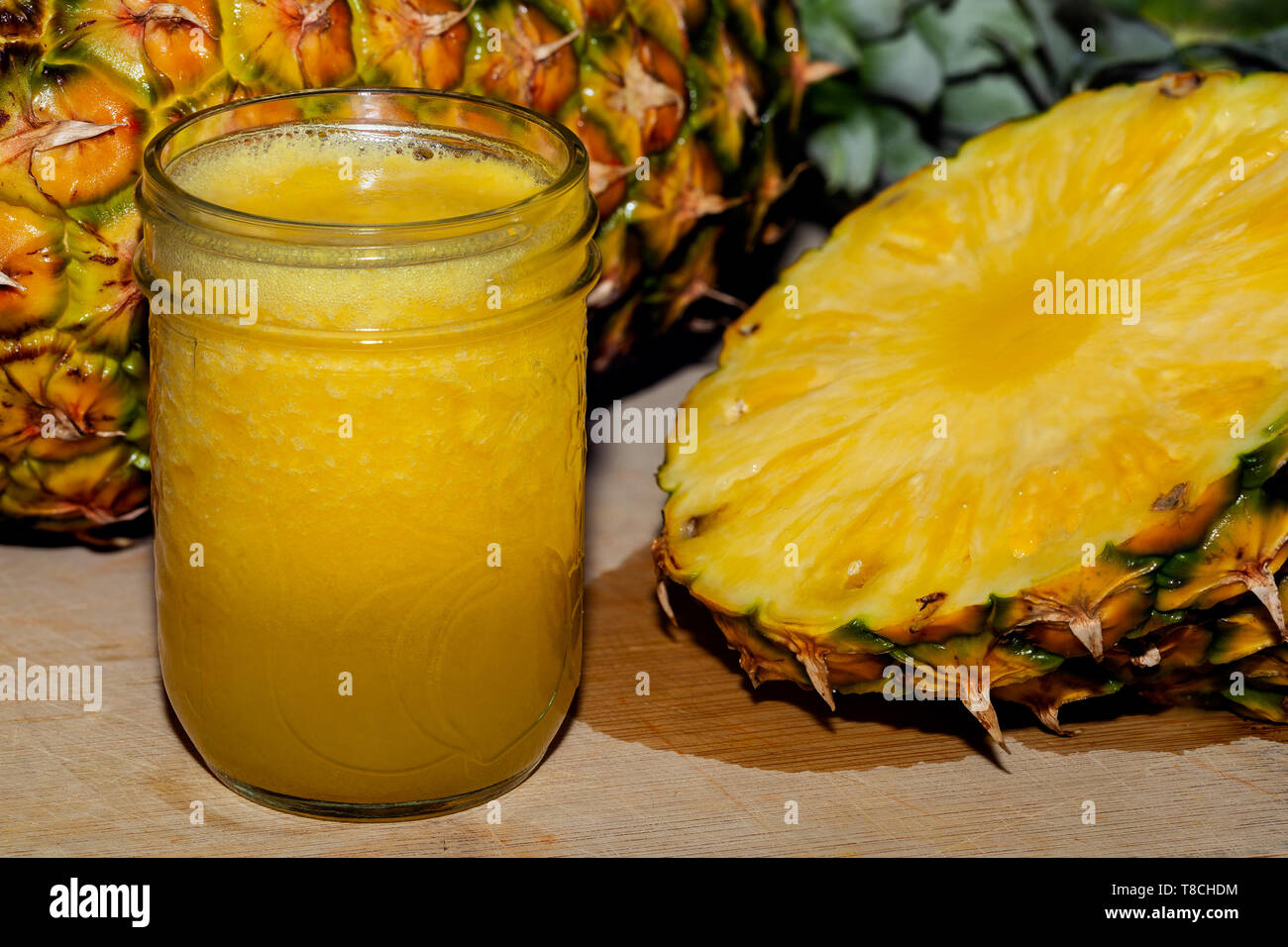 Frisch ausgepresst Ananas Saft in ein Glas mit Ananas Umgeben Stockfoto