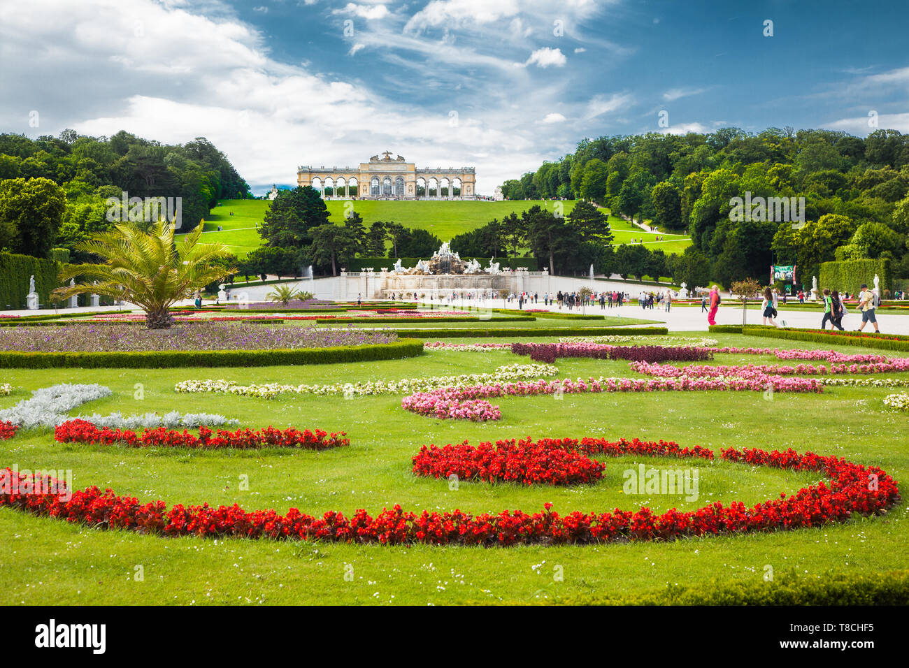 Klassische Ansicht des berühmten Schloss Schönbrunn mit malerischen großen Parterres Garten an einem schönen sonnigen Tag mit blauem Himmel und Wolken im Sommer, Wien, Österreich Stockfoto