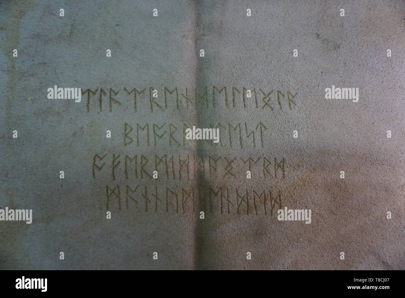 Der Christus der cynewulf in anglo-friesischen Runen auf Leder Stockfoto