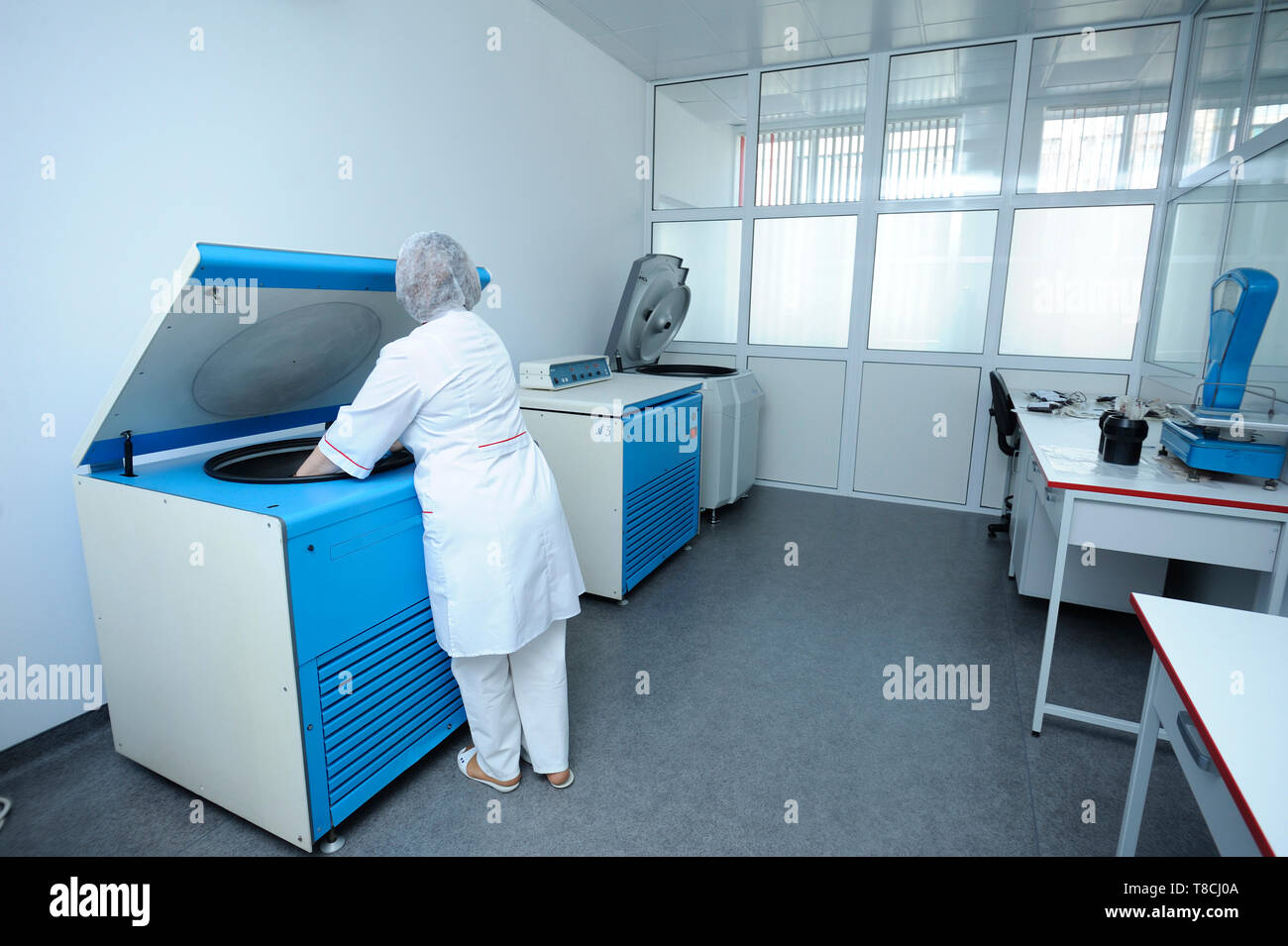 Krankenschwester, Behälter, die mit Blut in einer Zentrifuge. Lab der Stadt (Gemeinde) Bluttransfusion station Stockfoto
