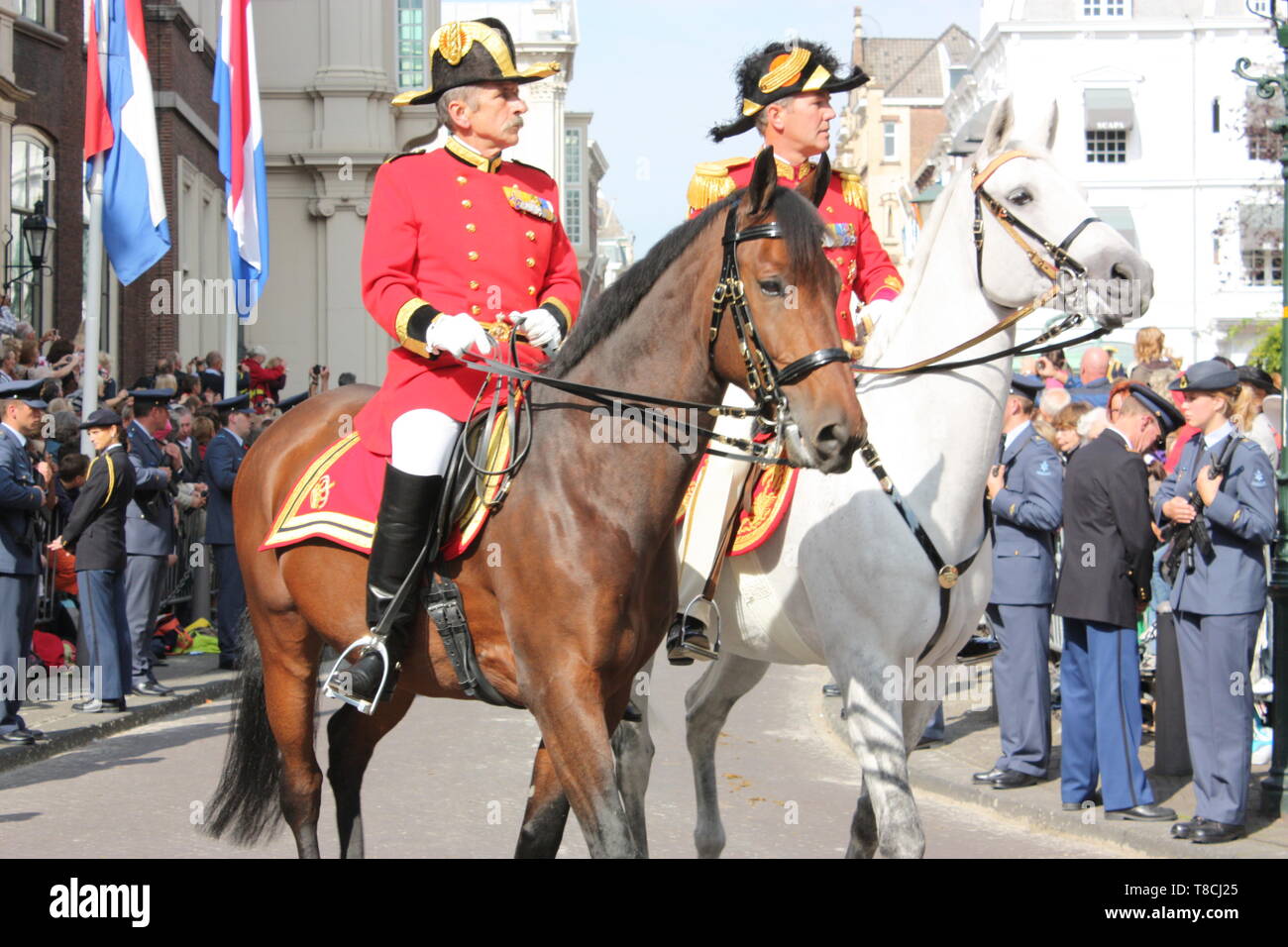 Königin Beatrix wurde begleitet durch die anderen Mitglieder der Königlichen Haus verlässt Palast Noordeinde in der goldenen Kutsche für den Binnenhof in Den Haag, Holland Stockfoto