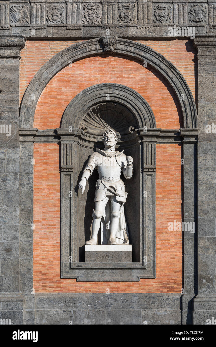 Statuen der Könige von Neapel, Royal Palace, Neapel, Italien Stockfoto