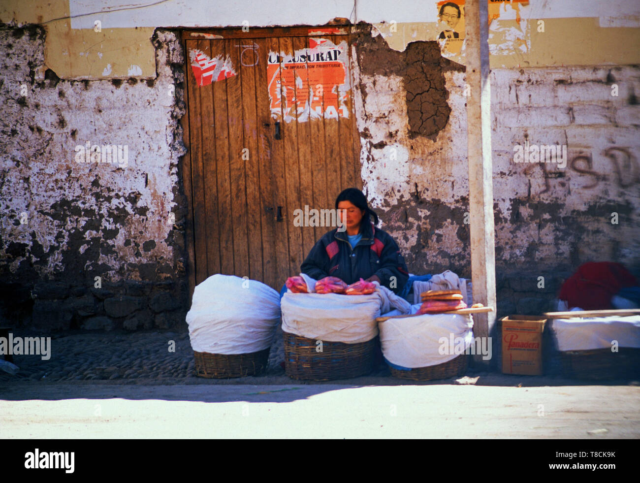 Quechua Frau Verkauf von Brot, Pisac, Peru Stockfoto