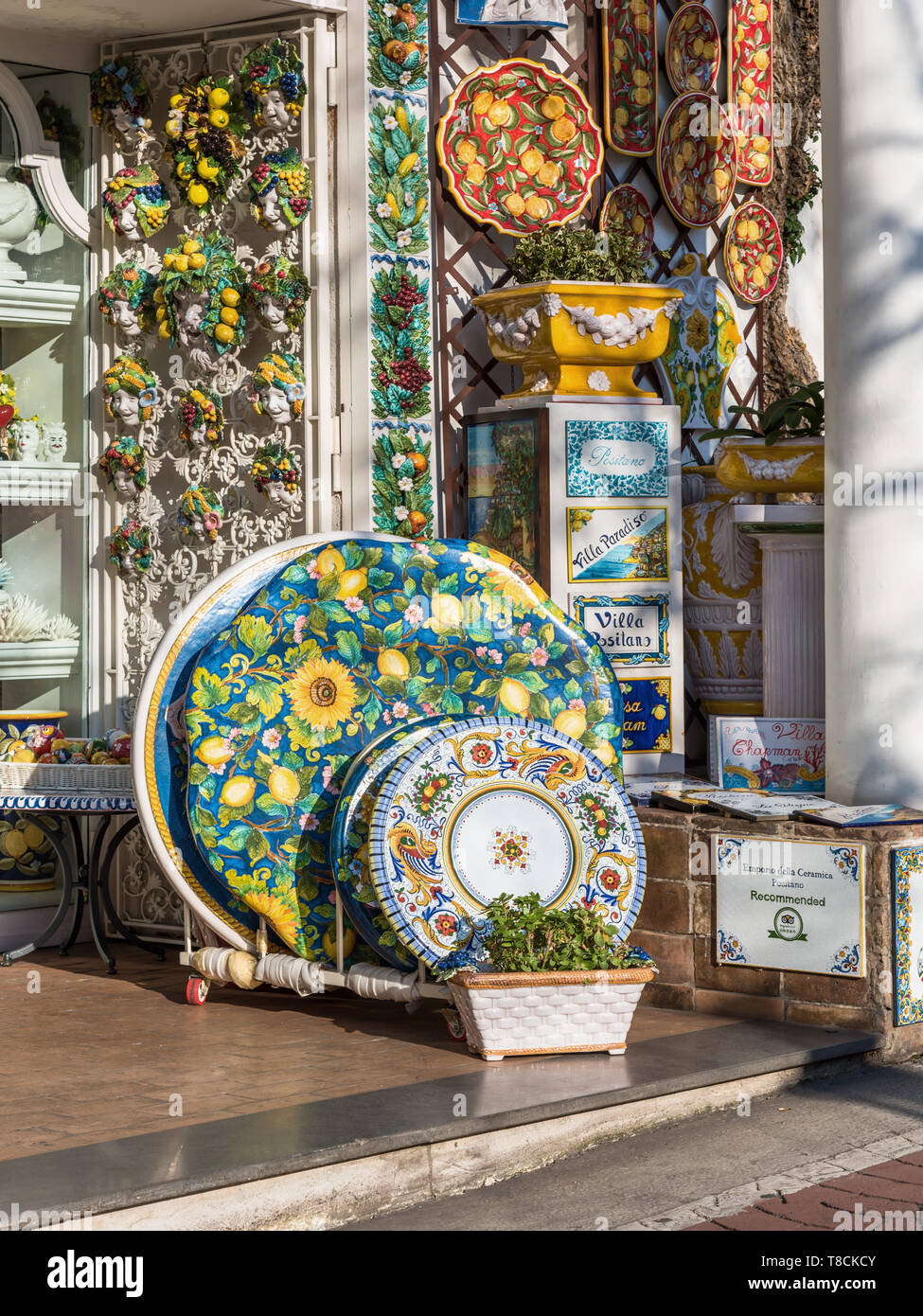 Aufwendig handbemalte Keramikteller und Töpfe sind vor einem Boutique-Laden in Positano an der Amalfiküste, Italien, ausgestellt. Traditionelle lokale Handwerkskunst Stockfoto
