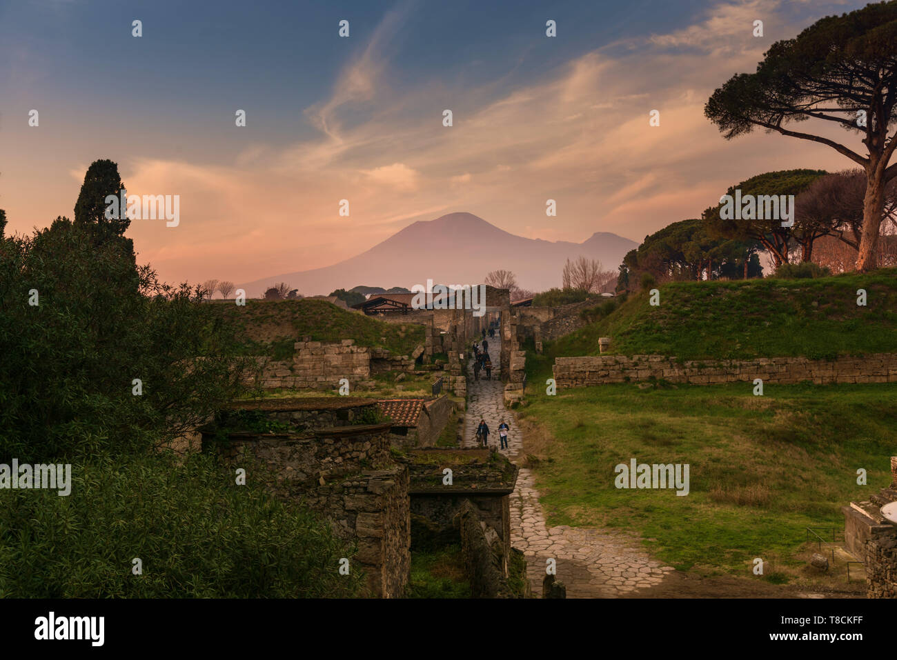 Stadt Pompeji, Vesuv im Hintergrund bei Sonnenuntergang, Italien Stockfoto