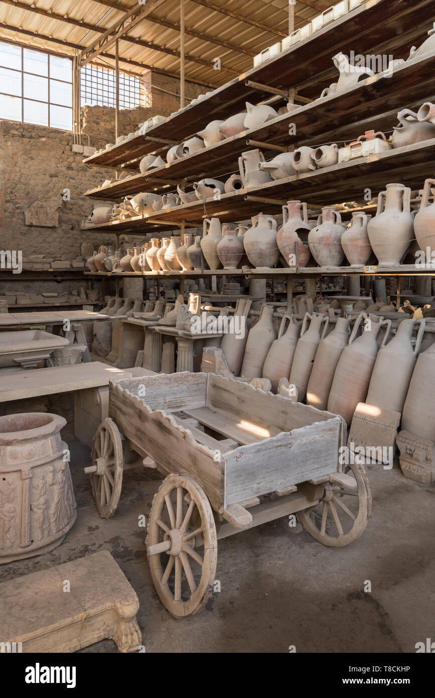 Ausgegrabene Keramik und Artefakte, Pompeji, Italien Stockfoto