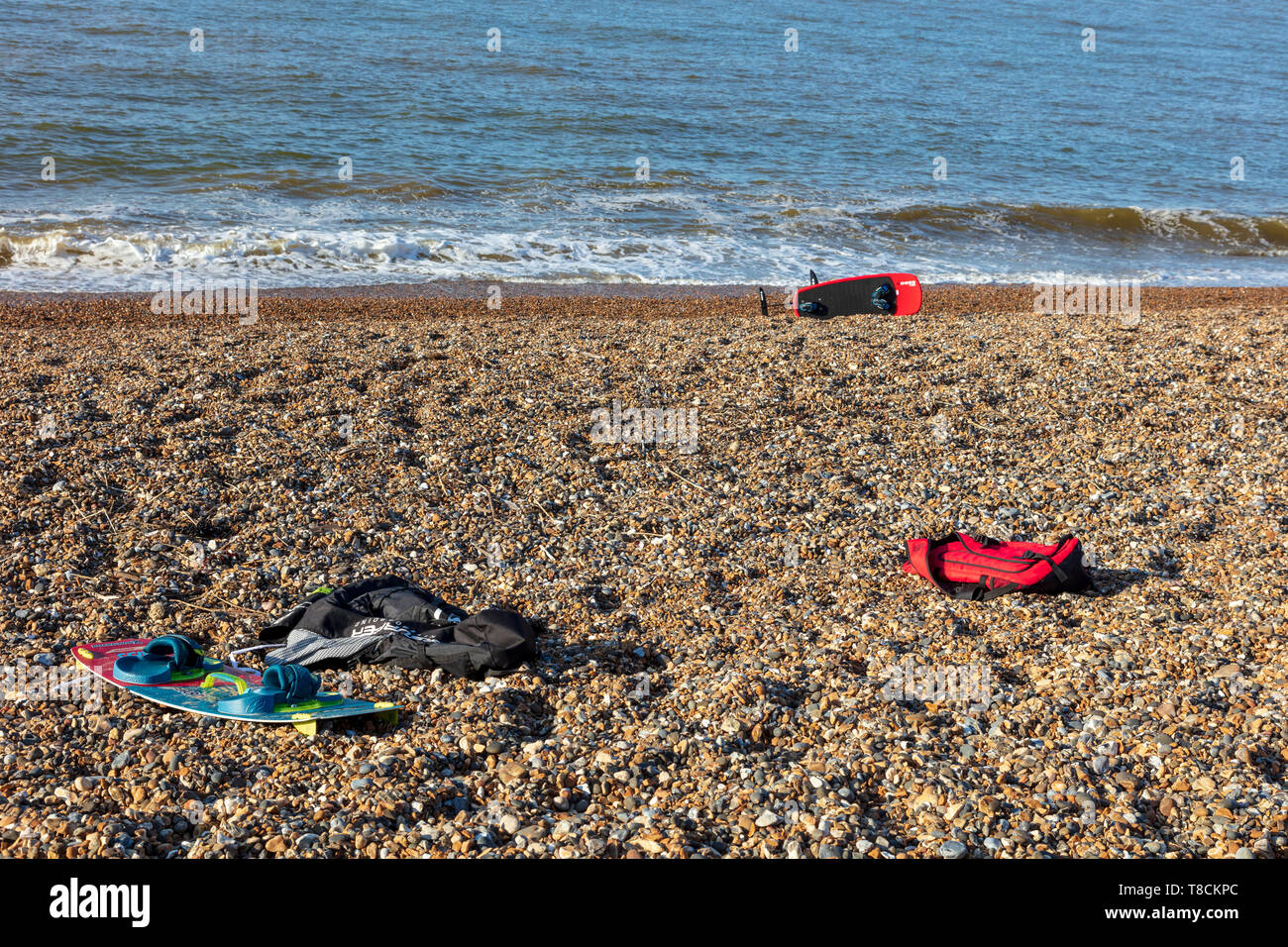 Ein junger Teenager legt seine Kitesurfen Board am Strand von Herne Bay, bereit, Kite Boarding, Kent, Großbritannien zu gehen Stockfoto