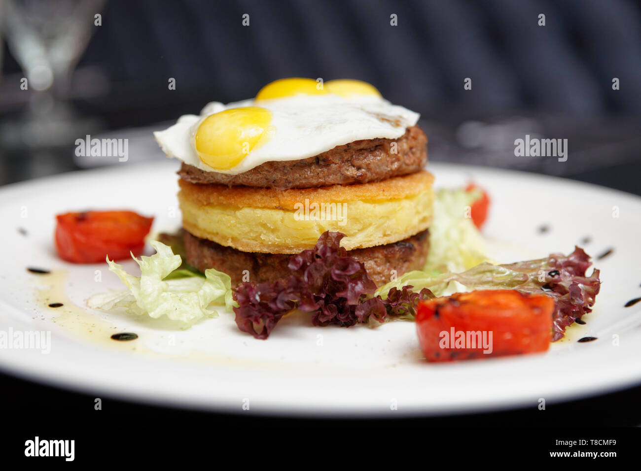 Gourmet Burger mit Kartoffel Patty und Wachtelei Omelette Stockfoto