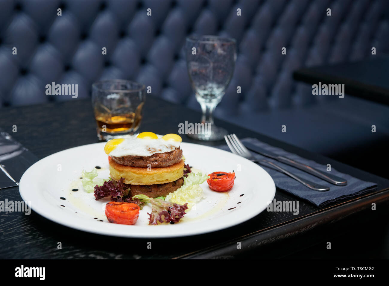 Burger mit Kartoffel Patty und Omelett - Pub Essen Stockfoto