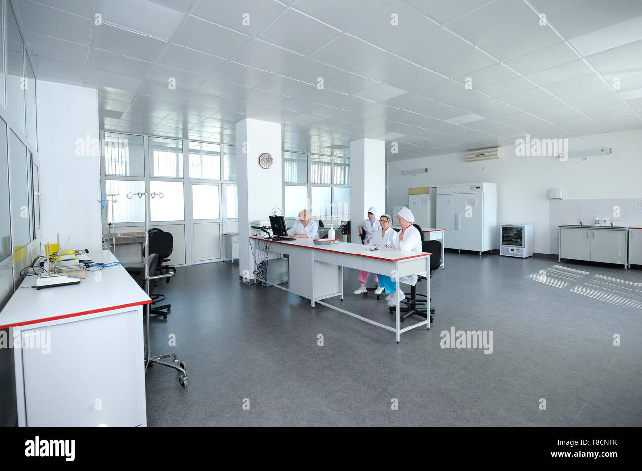 Innenraum der Lab der Stadt (Gemeinde) Bluttransfusion Station, die Assistenten an einem Tisch arbeiten. April 5, 2019. Kiew, Ukraine Stockfoto
