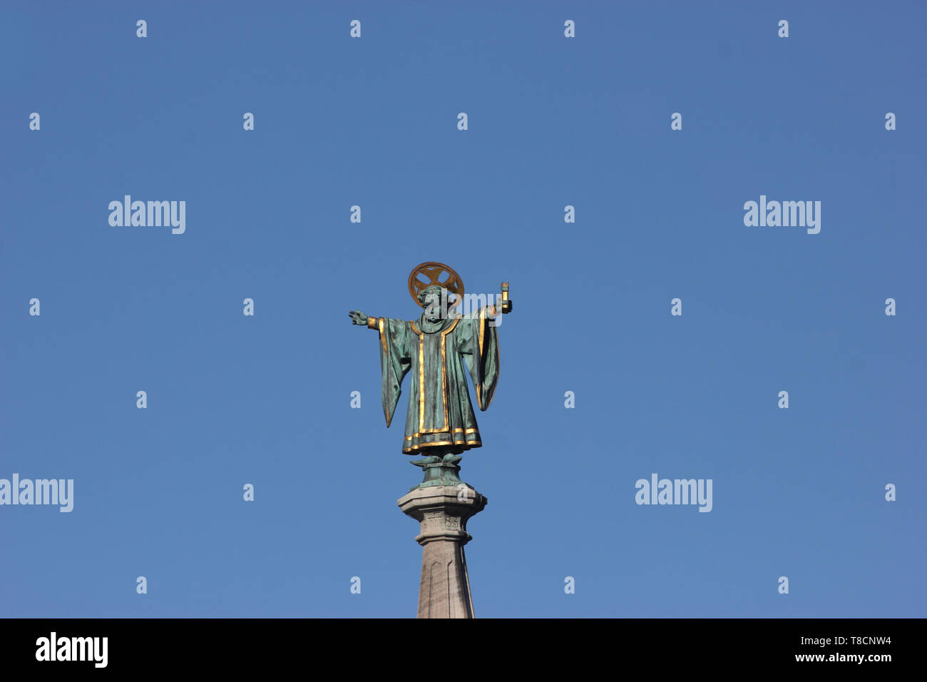 Münchner Kindl auf der Oberseite des Münchener Rathaus. Es ist eine Skulptur des modifizierten heraldischen Abbildung aus der Münchner City Code von Waffen. Stockfoto