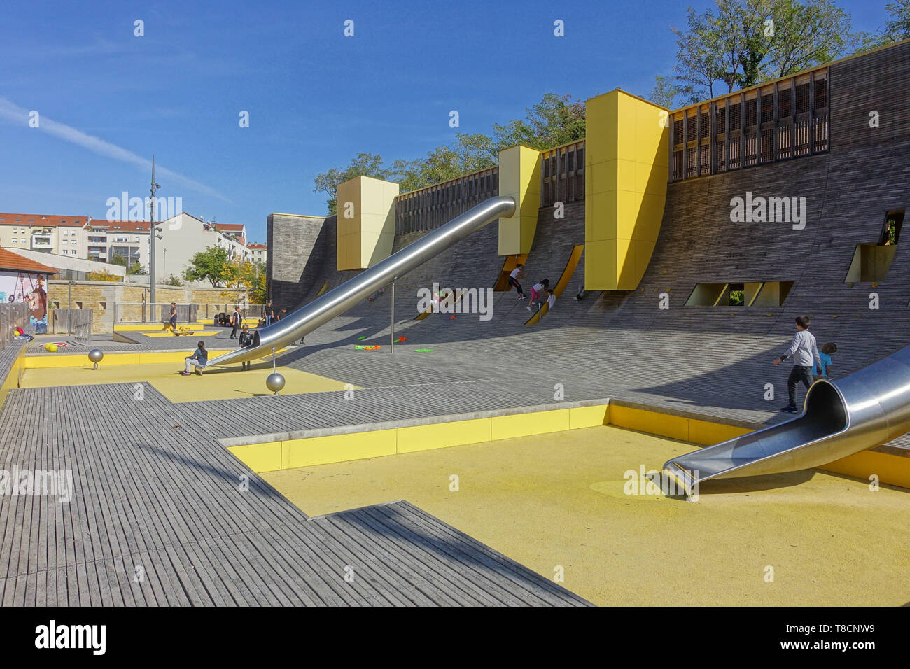 Lyon, Parc Blandan, moderner Spielplatz La Vague des Rempards - Lyon, Parc Blandan, modernen Spielplatz La Vague des Rempards Stockfoto