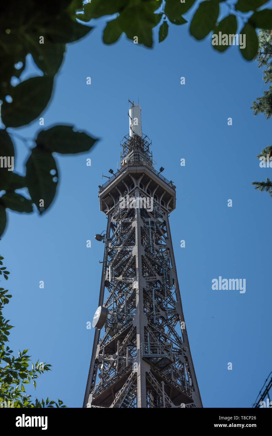 Der Tour métallique de Fourvière ist ein Wahrzeichen von Lyon. Er ist ein dem Eiffelturm nachempfundener Stahlfachwerkturm. Stockfoto