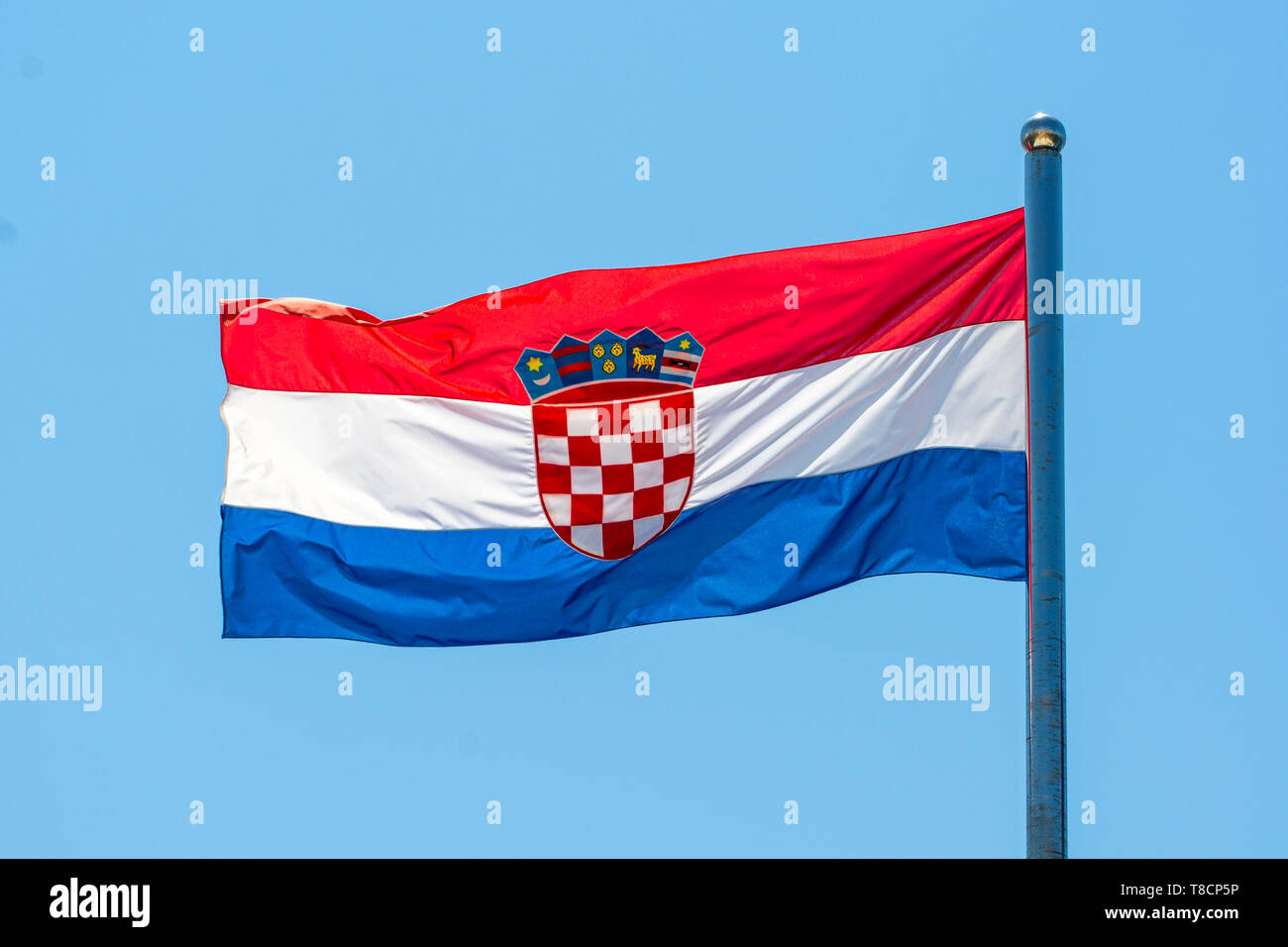 Kroatische Flagge vor einem blauen Himmel Stockfoto