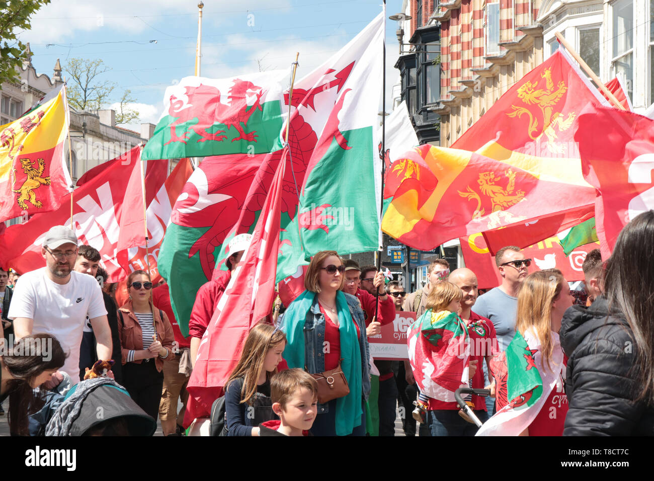 Cardiff, Wales, UK. 11. Mai 2019. Waliser für den Plaid Cymru März für Unabhängigkeit von Cardiff City Hall, nach Cardiff Central Library vereinen. © Nata Stockfoto