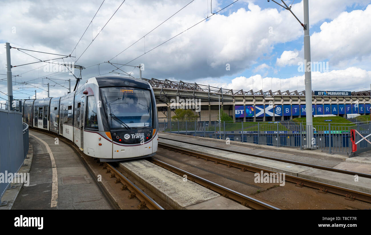 Edinburgh Tram vorbei Stadion Murrayfield, Edinburgh, Schottland, Großbritannien Stockfoto