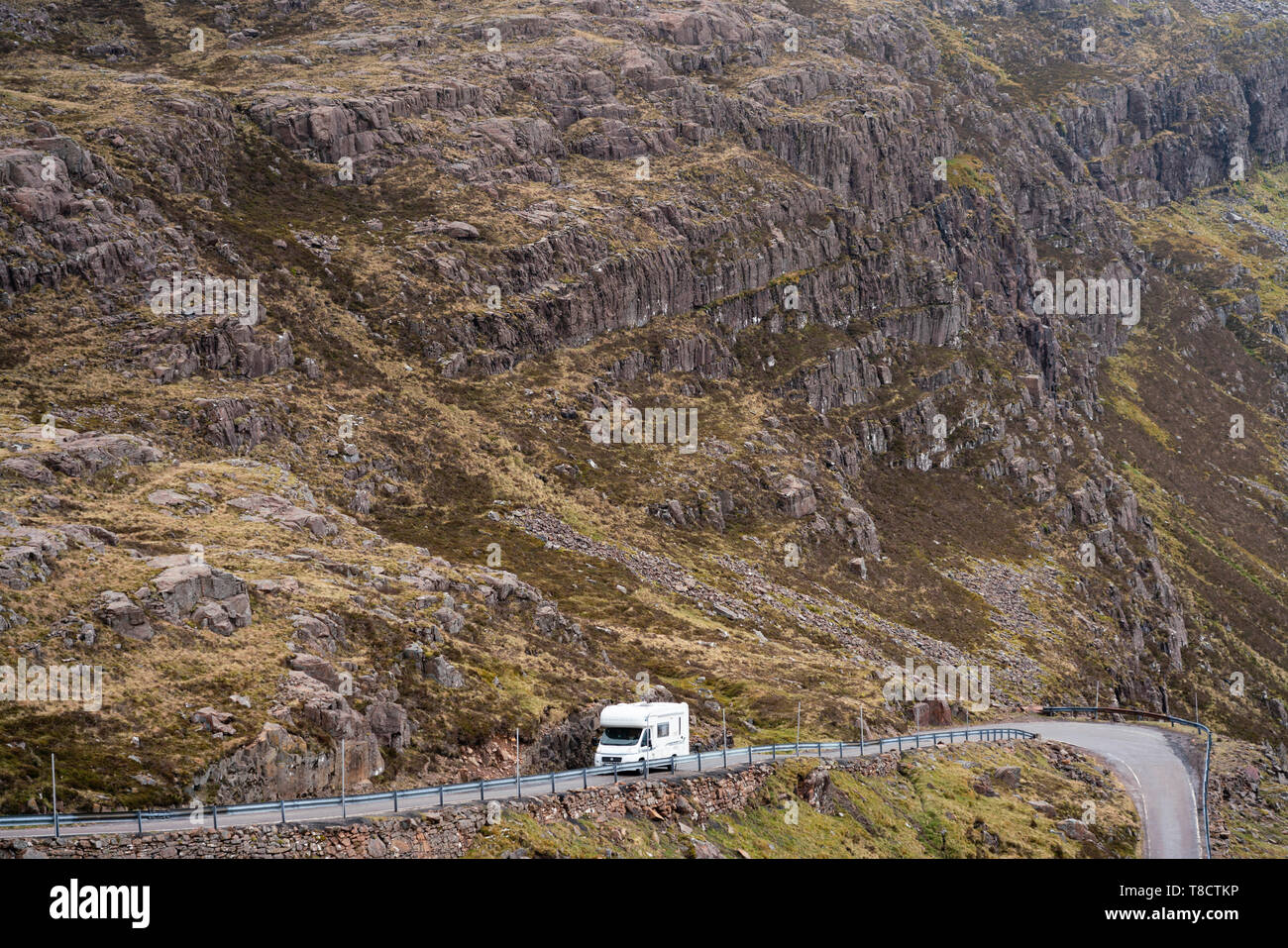 Blick auf Single Track Road mit Wohnmobil auf Bealach Na Ba pass auf Applecross Halbinsel der Nordküste 500 Fahrstrecke im Norden von Schottland, Großbritannien Stockfoto