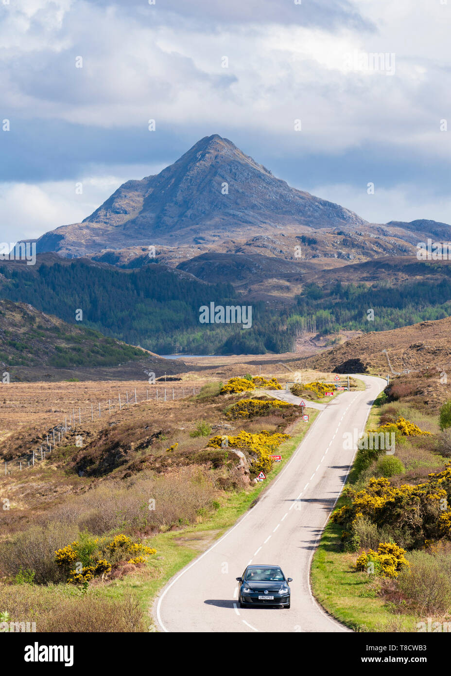 Blick auf Ben Stack und Autobahn auf der Nordküste 500 Autowanderstraße in Sutherland, nördlichen Schottland, Großbritannien Stockfoto