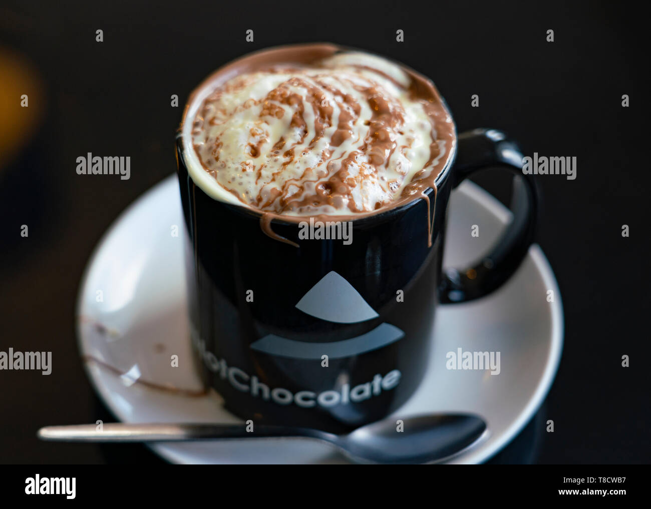 Heiße Schokolade trinken in Cocoa Berg Cafe, balnakeil Craft Village, Durness an der Nordküste 500 Autowanderstraße im Norden von Schottland, Großbritannien Stockfoto